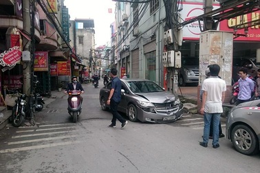 Hà Nội: Thanh niên ngoại quốc “quậy tưng” phố Bồ Đề lúc rạng sáng