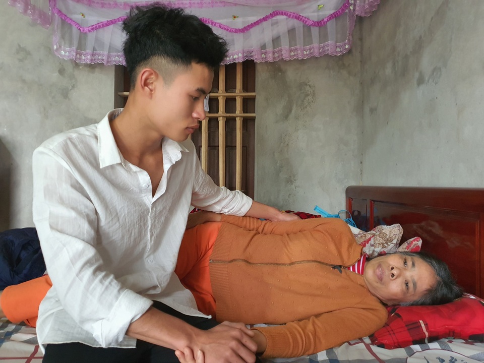 Đau nhói lòng cảnh chàng trai chăm mẹ ung thư trong nỗi cơ cực - 3 Đau nhói lòng cảnh chàng trai chăm mẹ ung thư trong nỗi cơ cực - 3