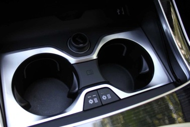 BMW bị kiện đòi bồi thường 5 triệu USD chỉ vì chiếc khay để cốc trên xe