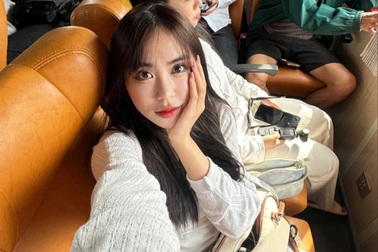 Cô gái Lào đi tàu "quý tộc" ở Việt Nam, bất ngờ với ghế xoay 180 độ