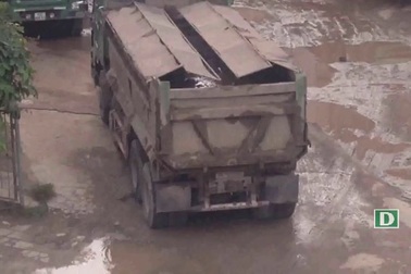 Hà Nội: Đoàn xe “ma” chở bùn thải độc “bức tử” sông Hồng