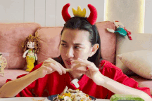 Hoa hậu Thùy Tiên bị nói làm lố, "giả nai" vì... không biết ăn chân gà