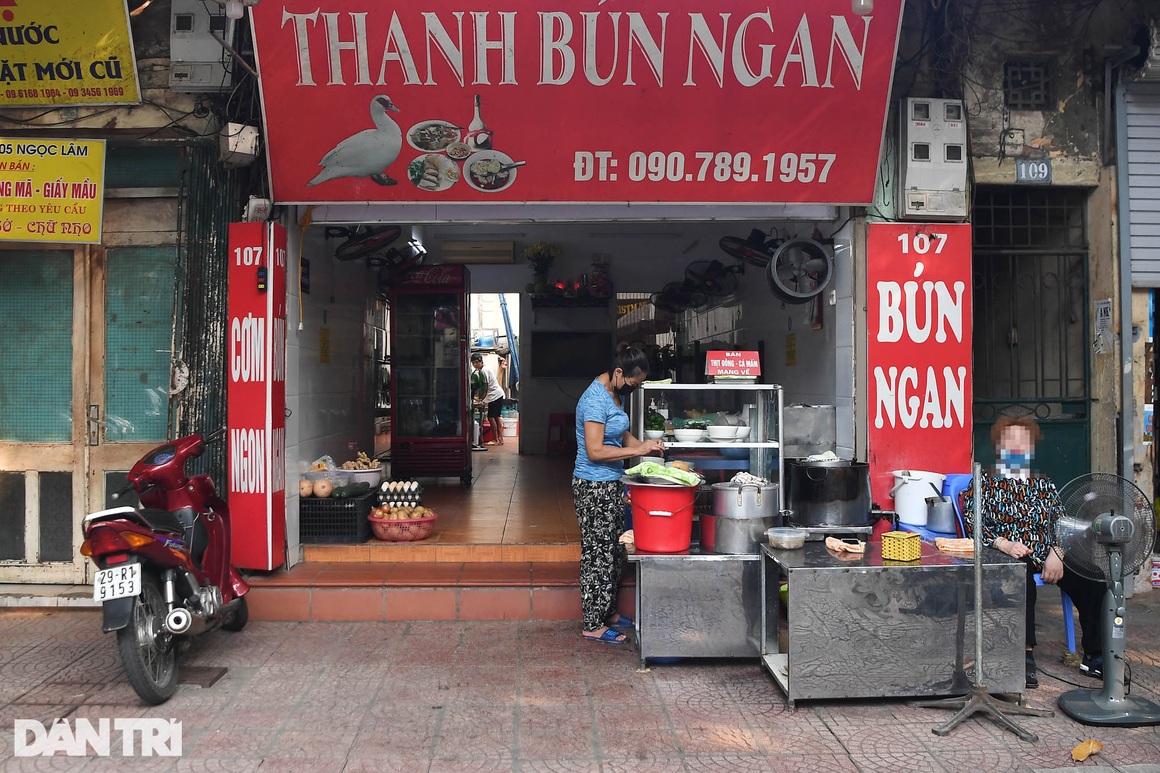 Người dân Hà Nội xách cặp lồng xếp hàng mua phở ở vùng xanh - 3 Người dân Hà Nội xách cặp lồng xếp hàng mua phở ở vùng xanh - 3
