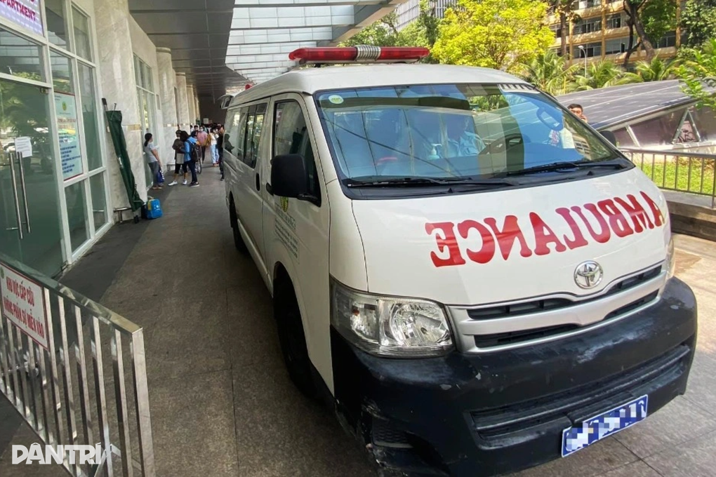 Nam sinh lớp 8 ở TPHCM rơi từ tầng 2 trường học, vào hai bệnh viện cấp cứu - 1
