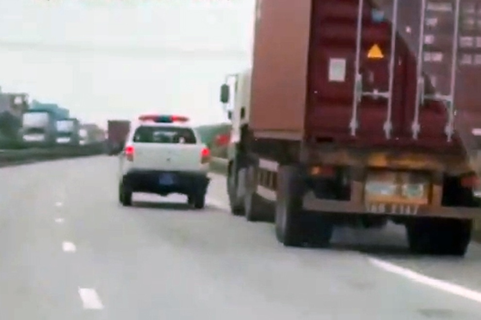Xe container đánh võng như phim hành động hòng thoát CSGT - 1 Xe container đánh võng như phim hành động hòng thoát CSGT - 1