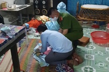 Cảnh sát và cán bộ y tế đỡ đẻ cho sản phụ chuyển dạ ngay tại nhà