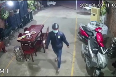 "Đạo chích" lẻn vào đám tang trộm thùng phúng điếu