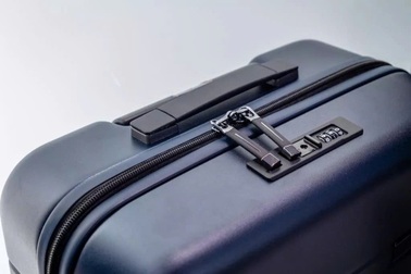 Tài xế thấy vali nhúc nhích, mở ra phát hiện có bé gái bị nhốt bên trong