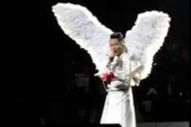 Tùng Dương lại "gây bão" khi hát bolero trong đêm hòa nhạc Giáng sinh.