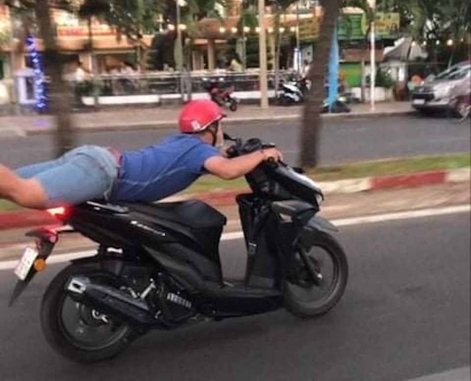 Thanh niên tổ lái nằm dài trên xe máy bị phạt 7 triệu đồng - 1 Thanh niên tổ lái nằm dài trên xe máy bị phạt 7 triệu đồng - 1