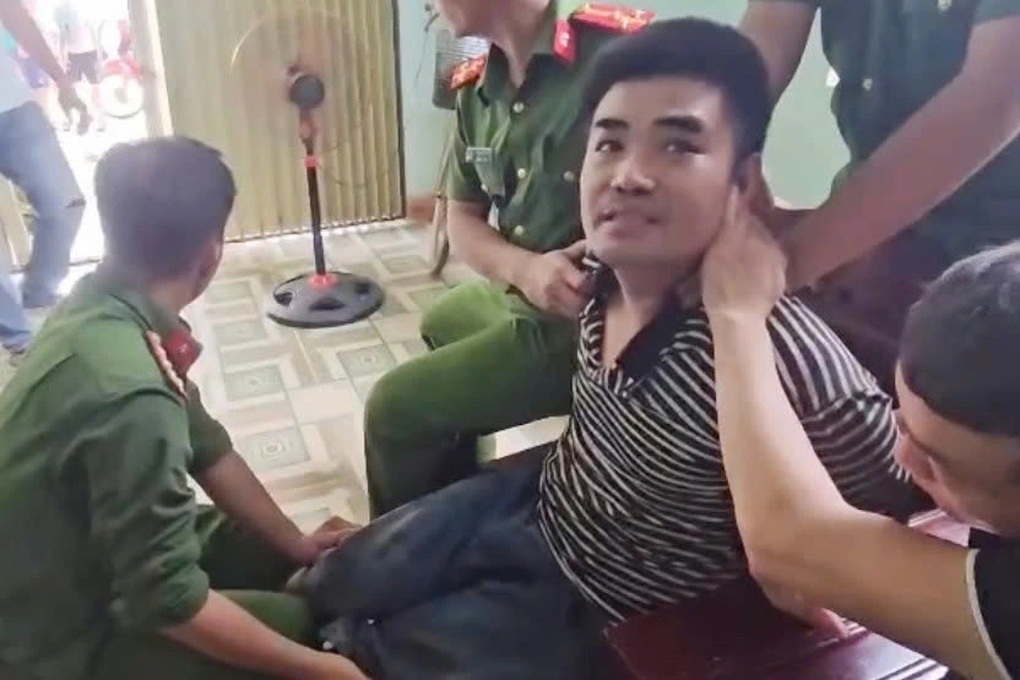Bắt đối tượng dùng dao chém em trai rồi cố thủ trong nhà - 1 Bắt đối tượng dùng dao chém em trai rồi cố thủ trong nhà - 1