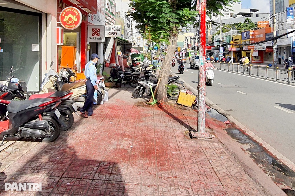 TPHCM: Nhiều xe máy dựng trước quán cà phê bị tạt sơn đỏ - 3 TPHCM: Nhiều xe máy dựng trước quán cà phê bị tạt sơn đỏ - 3