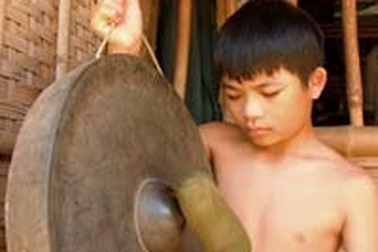 Cậu bé dân tộc Thổ và niềm đam mê hồn chiêng  