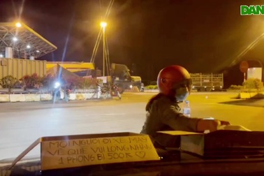 "Mỗi người đi xe máy về quê vui lòng nhận một phong bì 500 K"