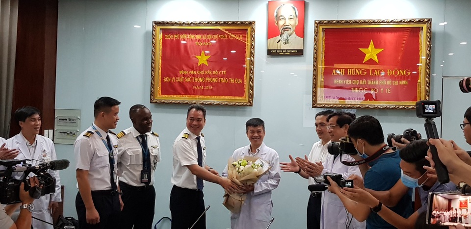 Đêm nay, phi công người Anh trở lại bầu trời bay về quê hương - 1 Đêm nay, phi công người Anh trở lại bầu trời bay về quê hương - 1