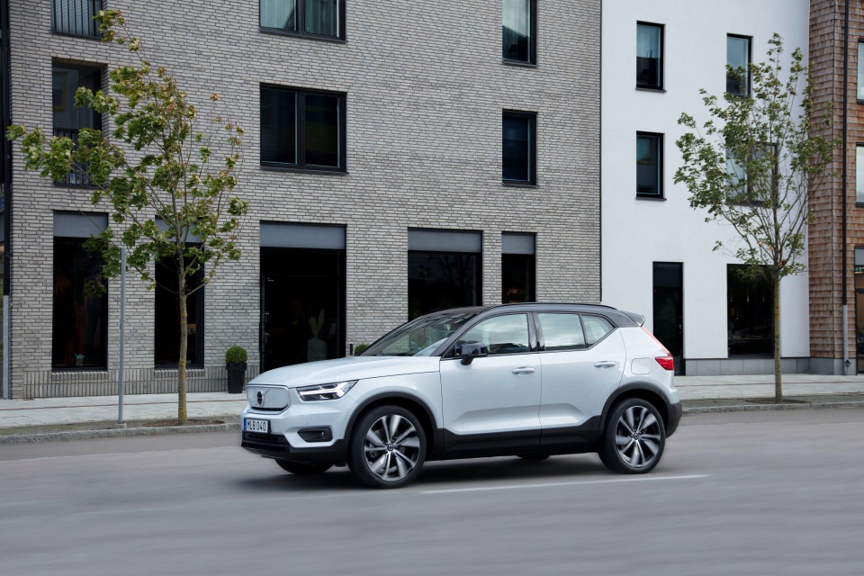 Mẫu xe chạy điện đầu tiên của Volvo chưa sản xuất đã cháy hàng - 5 Mẫu xe chạy điện đầu tiên của Volvo chưa sản xuất đã cháy hàng - 5