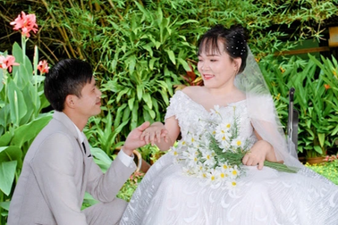 Vượt nghìn cây số cưới vợ ngồi xe lăn sau một lần gặp mặt