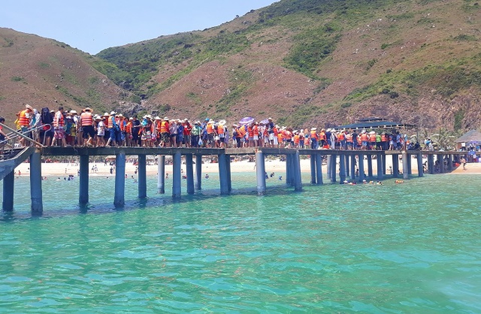 Nhiều khách sạn ven biển kín phòng, Bình Định siết phòng dịch Covid-19 - 1 Nhiều khách sạn ven biển kín phòng, Bình Định siết phòng dịch Covid-19 - 1