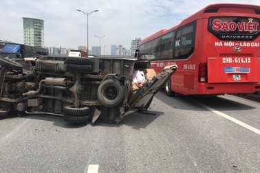 Xe tải lật ngửa, chắn ngang đường vành đai 3 trên cao