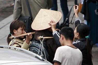 Theo chân nhóm “nữ quái” chuyên bắt chẹt du khách ở Bờ Hồ 
