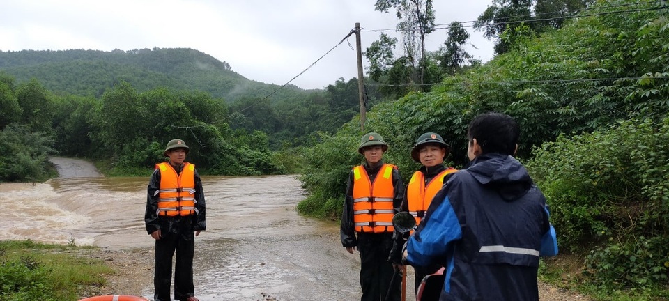 Nhiều cầu tràn ngập, nước chảy xiết gây hiểm cho người tham gia giao thông - 6 Nhiều cầu tràn ngập, nước chảy xiết gây hiểm cho người tham gia giao thông - 6