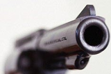 Bị bắn xuyên đầu vẫn pha trà mời khách