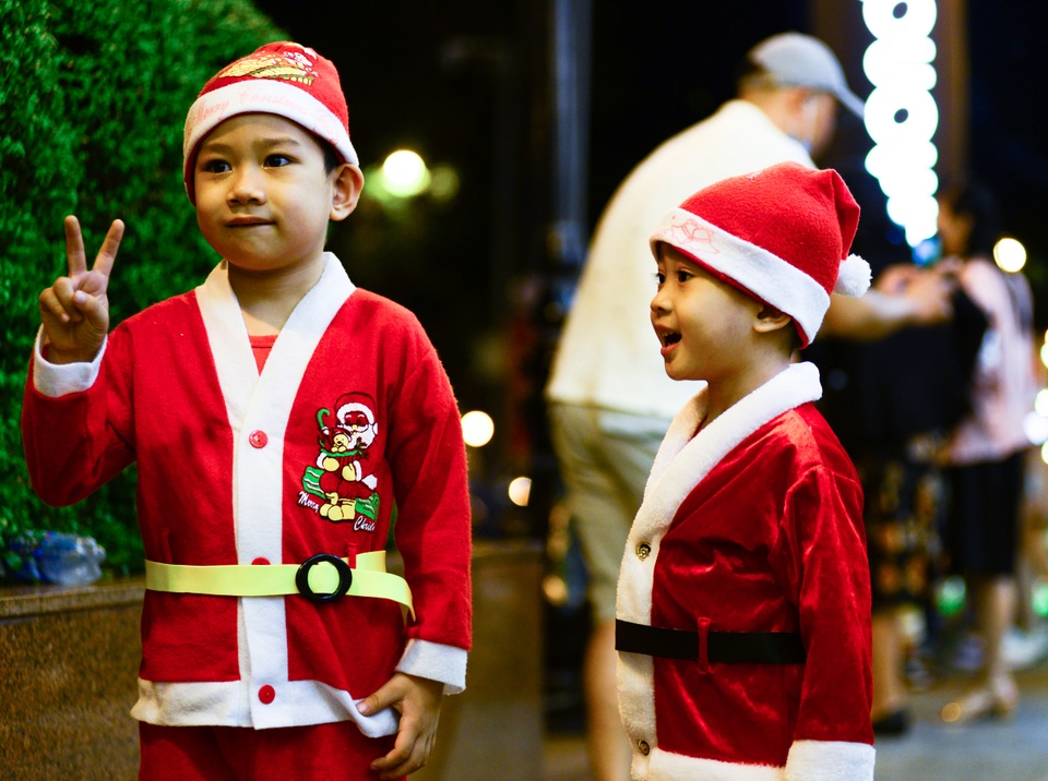 Giới trẻ Sài Gòn chơi Noel.jpg Giới trẻ Sài Gòn chơi Noel.jpg