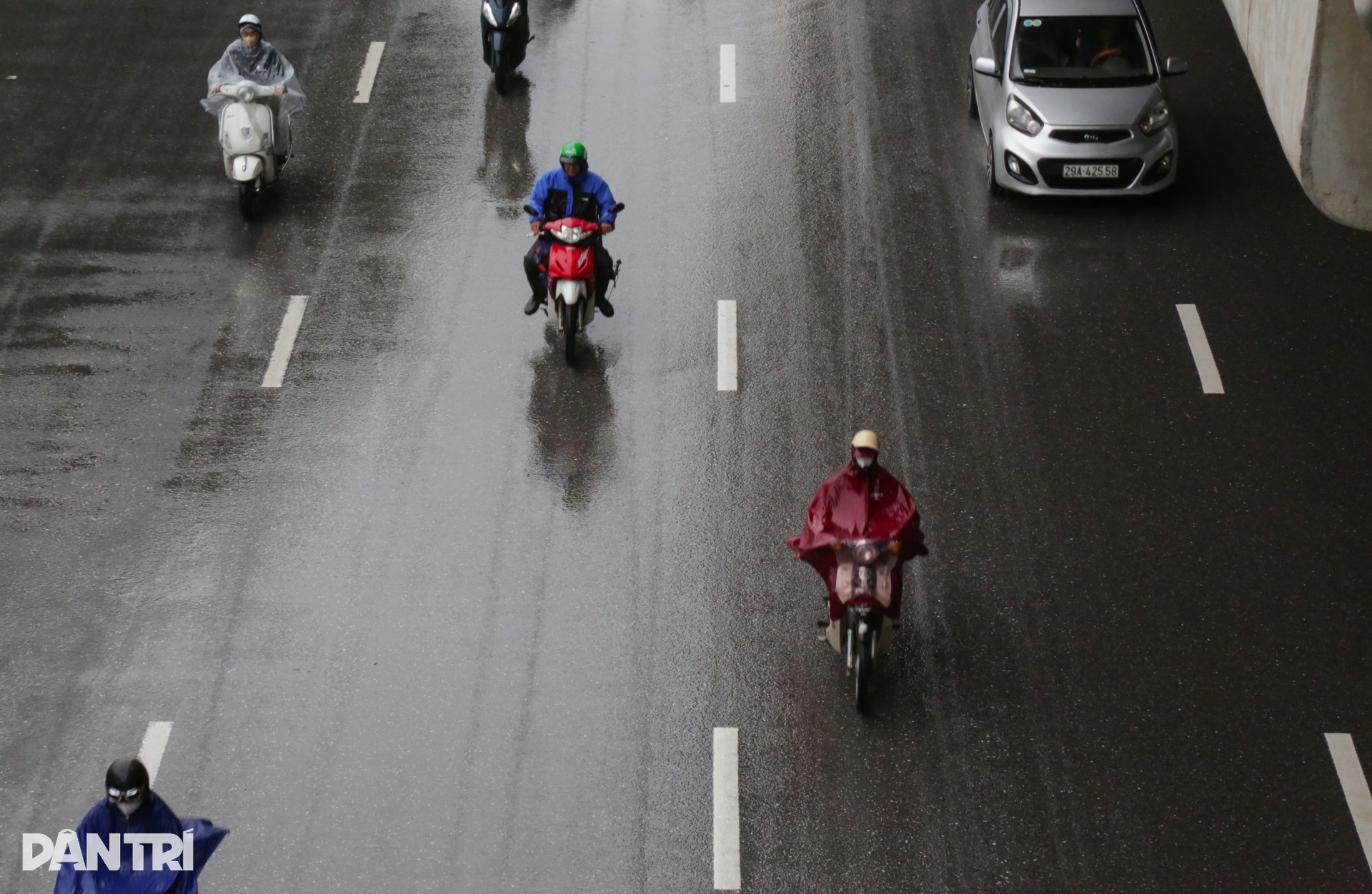 Vạch kẻ làn đường bị mờ nhìn như ma trận, nhiều lái xe lo bị phạt oan - 12