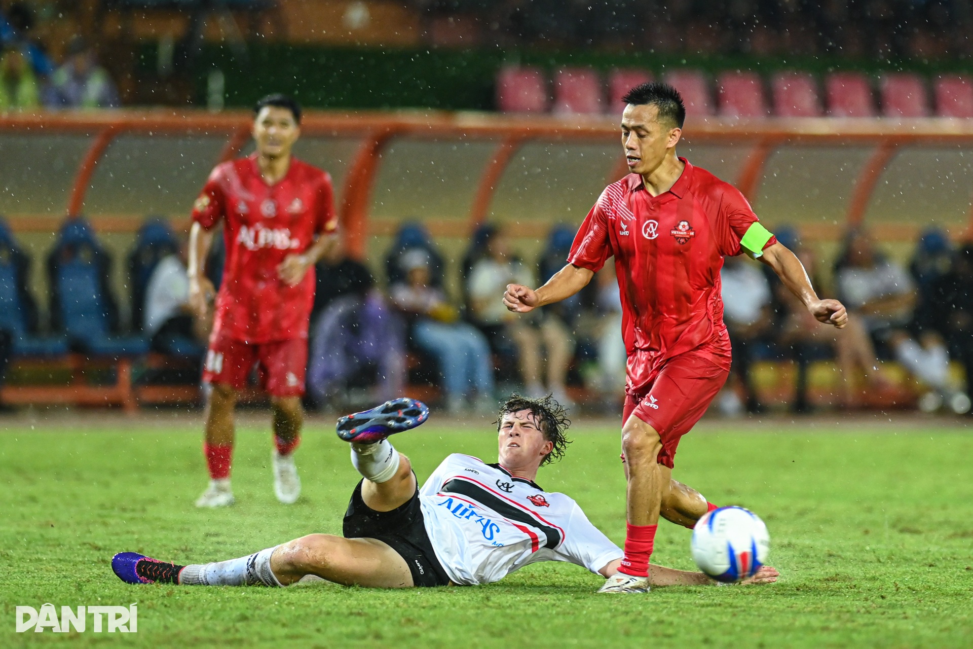Đội ngôi sao Việt Nam thắng đẹp 3-2 trước các huyền thoại Man Utd - 7 Đội ngôi sao Việt Nam thắng đẹp 3-2 trước các huyền thoại Man Utd - 7