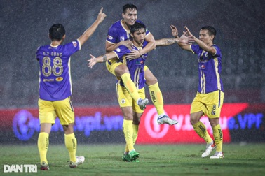 Văn Hậu lập công trong "cơn mưa bàn thắng" của CLB Hà Nội trước CLB TPHCM