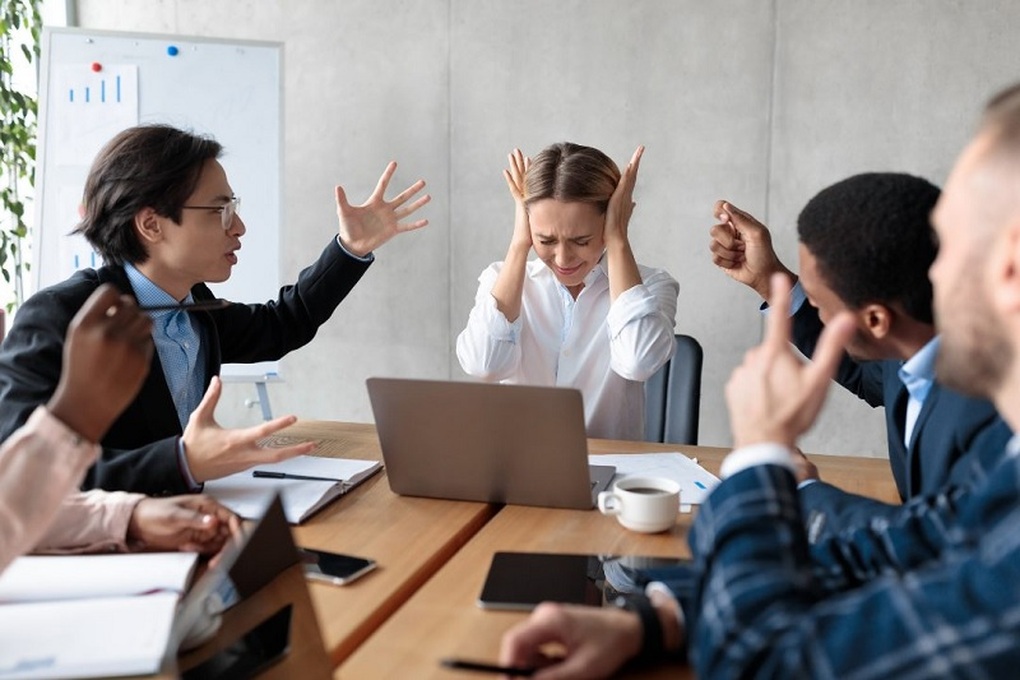 Đứng hình khi bị lộ group chat mắng sếp như quát con - 2 Đứng hình khi bị lộ group chat mắng sếp như quát con - 2