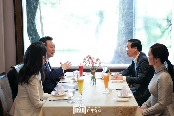 Chủ tịch nước cùng Tổng thống và hai phu nhân thưởng thức ẩm thực Việt trong nhà hàng Lục Thuỷ. Ảnh: Văn phòng Tổng thống Hàn Quốc.