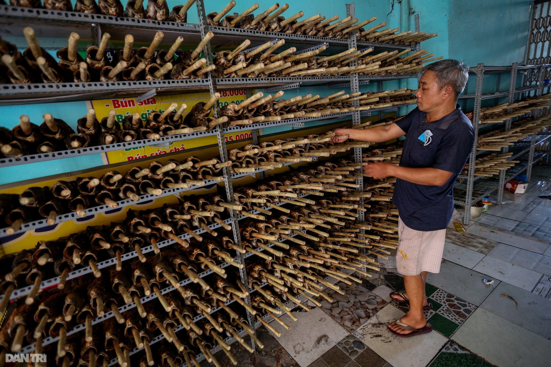 Một gia đình huy động 20 thành viên nướng 5 tấn cá lóc bán dịp vía Thần tài - 13 Một gia đình huy động 20 thành viên nướng 5 tấn cá lóc bán dịp vía Thần tài - 13