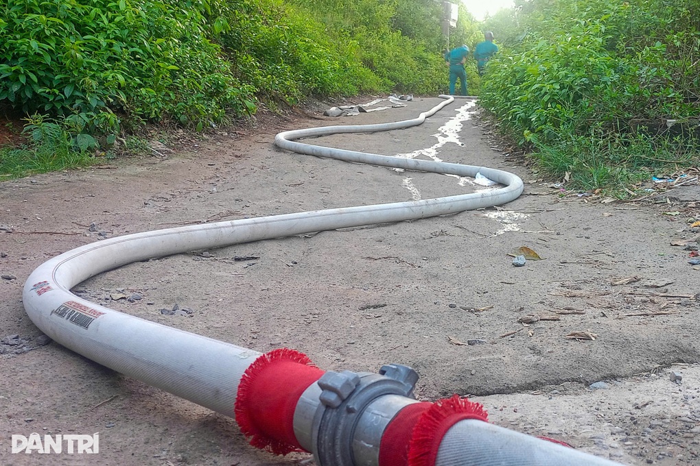 Cháy xưởng cơ khí kèm tiếng nổ lớn, cảnh sát kéo 500m đường ống để dập lửa - 2 Cháy xưởng cơ khí kèm tiếng nổ lớn, cảnh sát kéo 500m đường ống để dập lửa - 2