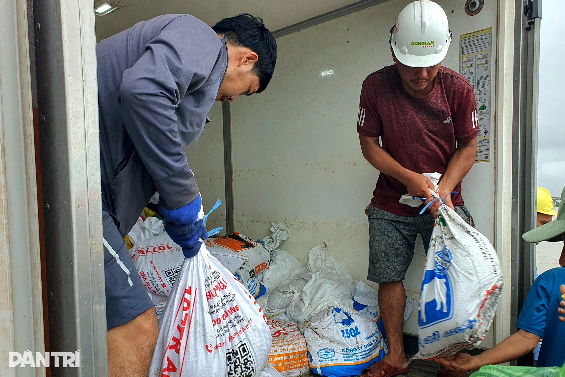 Hàng nghìn người dốc sức vá bờ kè bị lũ dữ tấn công - 8 Hàng nghìn người dốc sức vá bờ kè bị lũ dữ tấn công - 8