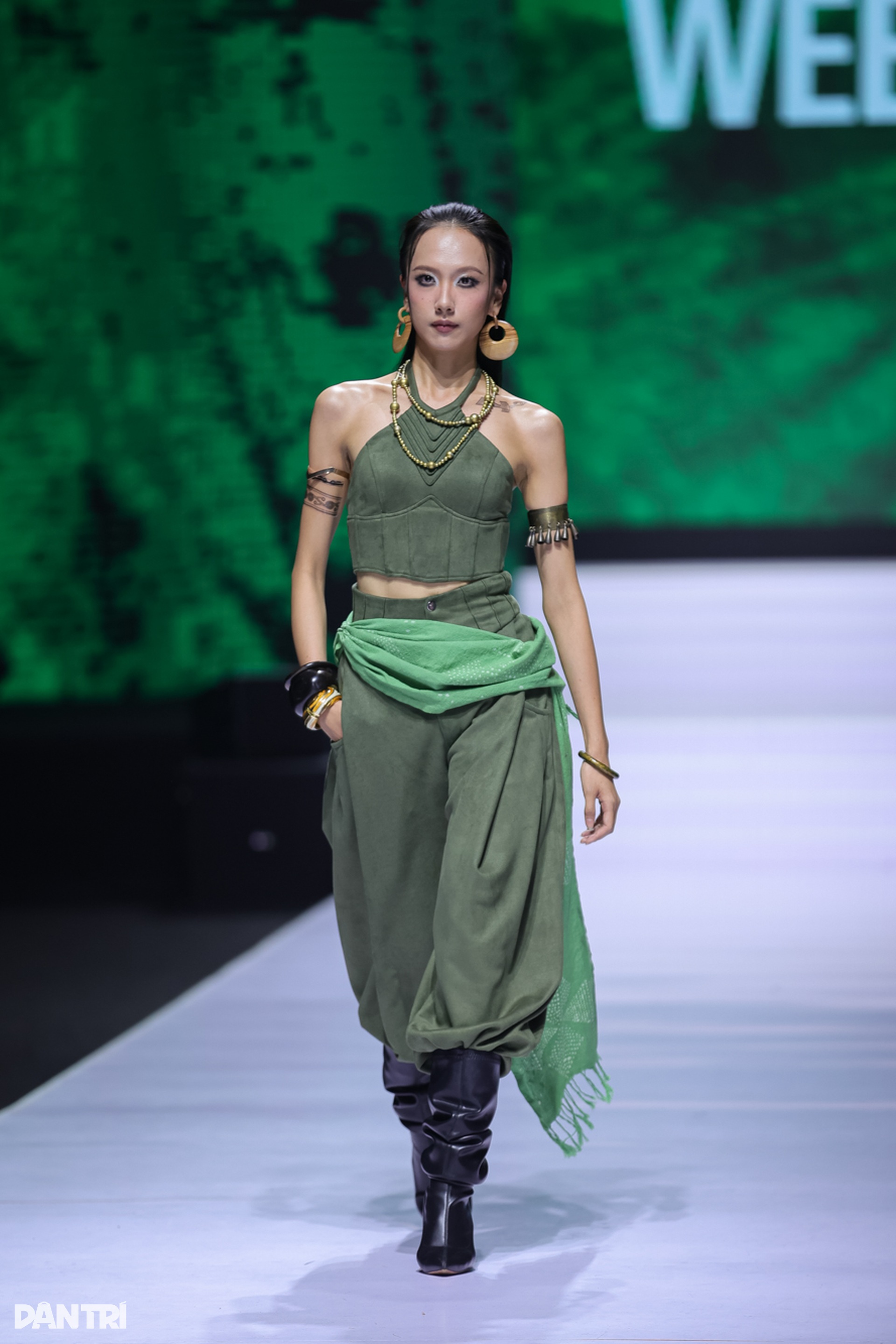 “Chị đẹp” Lynk Lee khoe nét nữ tính trên sàn diễn thời trang - 8