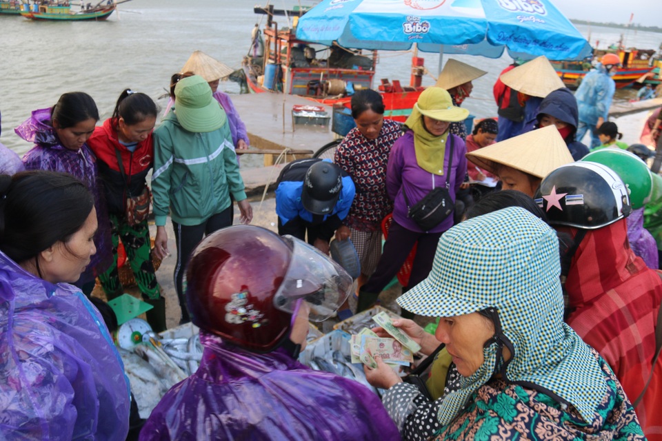 Hối hả nơi cảng Cửa Sót tháng cuối năm - 15 Hối hả nơi cảng Cửa Sót tháng cuối năm - 15