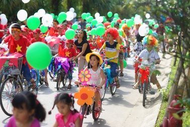 Dương Thùy Linh rạng rỡ đưa con đi chơi 