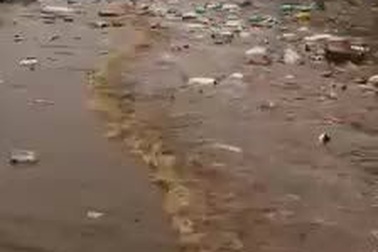 Một cửa hàng bánh kẹo bị cuốn trôi gây ra cảnh "lũ thực phẩm" kỳ lạ ở thị trấn Hát Lót