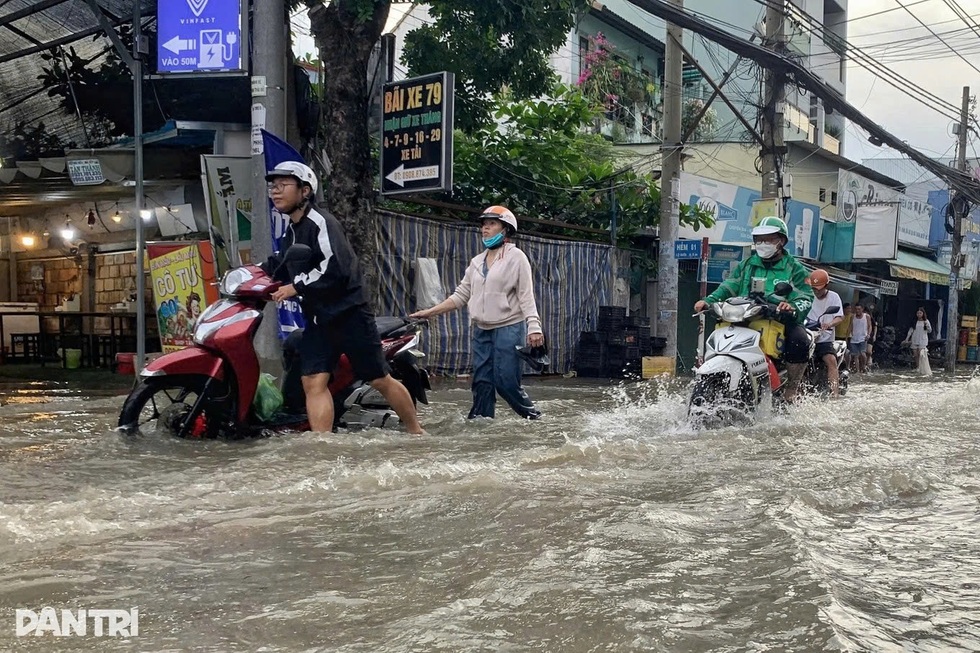 Nguy cơ sức khỏe khi lội trong dòng nước ngập ở TPHCM - 1