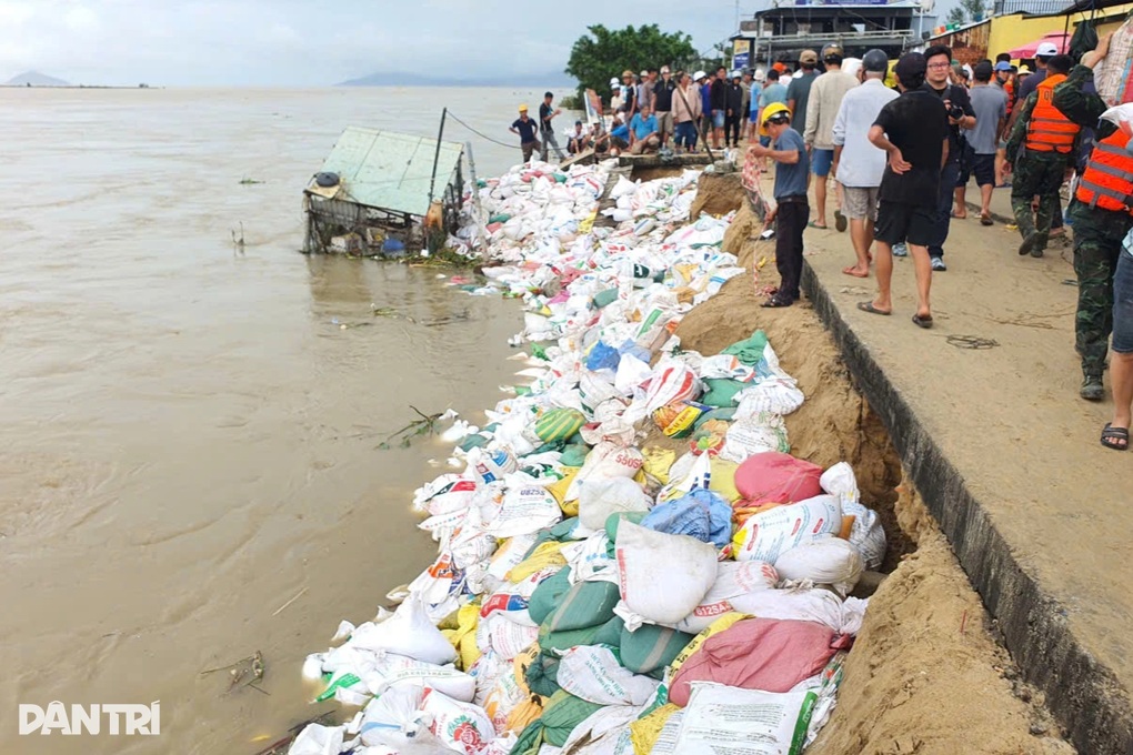 Bờ sông, bờ biển sạt lở nặng, Đà Nẵng công bố tình huống thiên tai khẩn cấp - 1