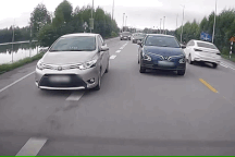 Ô tô hơn thua nhau từng mét đường, người đi xe máy ngã nhào trong oan uổng