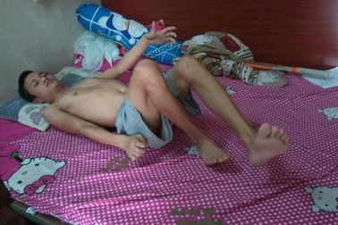 Chàng thanh niên gặp nạn khi đang chở hàng từ thiện phải nằm liệt giường