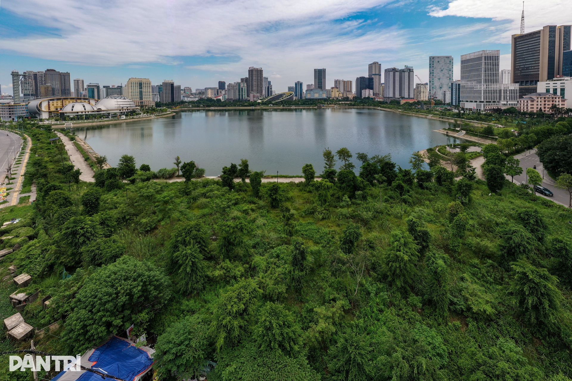 Công viên ở Hà Nội cỏ mọc cao hơn 2m sau một năm hoạt động - 4 Công viên ở Hà Nội cỏ mọc cao hơn 2m sau một năm hoạt động - 4