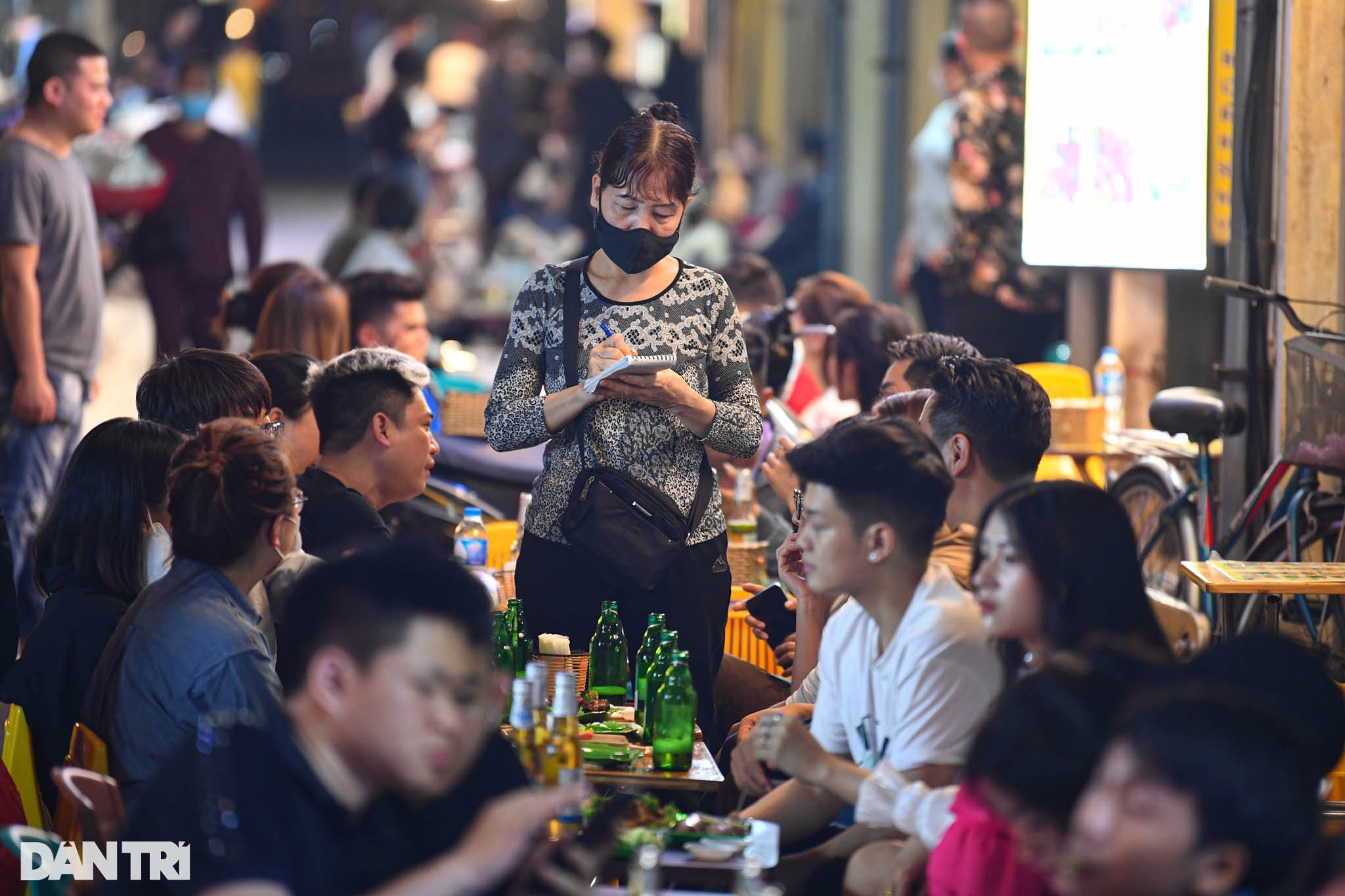 Hà Nội: Phố bia Tạ Hiện đông kín khách, các hàng quán nhộn nhịp sau 21h - 4 Hà Nội: Phố bia Tạ Hiện đông kín khách, các hàng quán nhộn nhịp sau 21h - 4