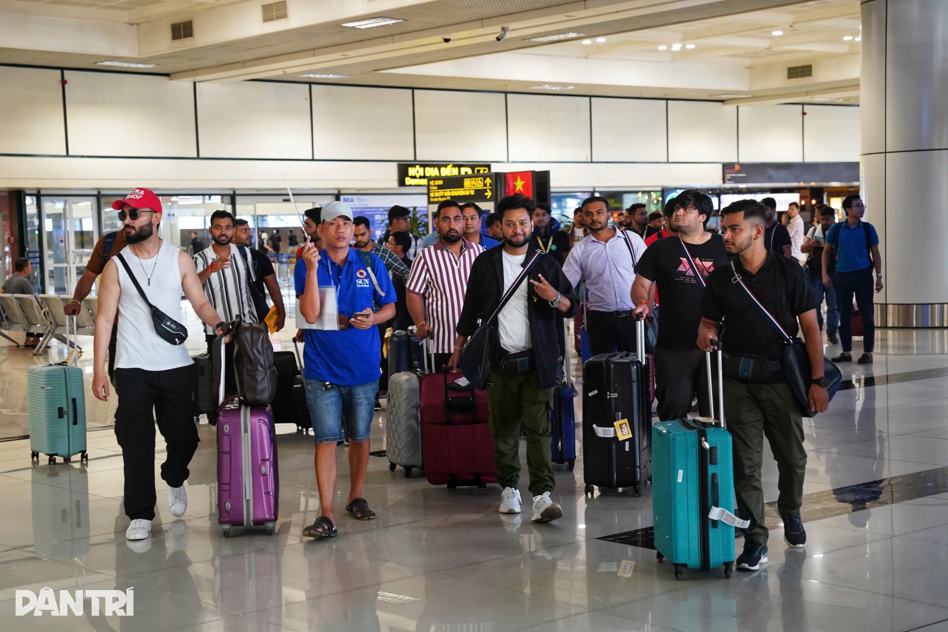 Dòng người đổ về sân bay Nội Bài trước nghỉ lễ - 11 Dòng người đổ về sân bay Nội Bài trước nghỉ lễ - 11