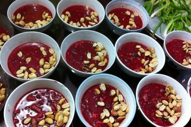 Suy đa cơ quan, bầm tím toàn thân sau ăn tiết canh lợn