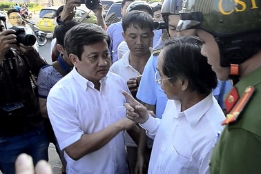 Phó Chủ tịch quận 1 bị phản ứng khi dỡ chốt bảo vệ trên vỉa hè