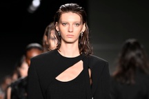 Nhà thiết kế Việt gây bất ngờ với thời trang công sở tại sàn diễn New York