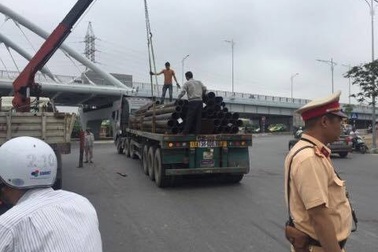 Xe đầu kéo đứt dây chằng, sắt thép rơi xuống đường
